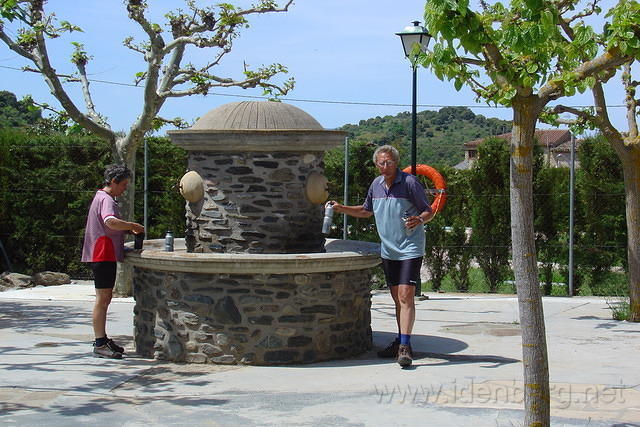 Spanje2004 107
Op weg naar Poblet, vers water tanken in Villanova