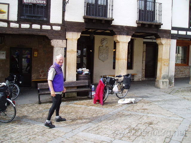 Spanje2004 006 - Covarrubias, dankzij Wouter heeft Joke weer een achterrem.