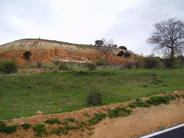 Spanje2004 007 - Op weg naar El Burgo, rode aarde en schapen 1.