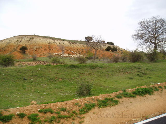 Spanje2004 008 - Op weg naar El Burgo, rode aarde en schapen 2.