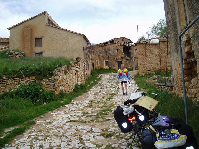 Spanje2004 014 - Navapalos, traditioneel en milieuvriendelijk gebouwd. Nr 1.
