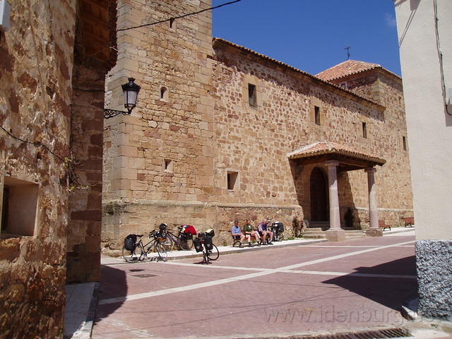 Spanje2004 032
Op weg naar Corduente, Cobeta bij de kerk.