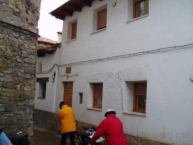 Spanje2004 059
Alcala de la Selva, we vertrekken bij ons appartement.