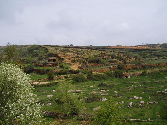 Spanje2004 065
Op weg naar Morella, restangues met herdershutjes