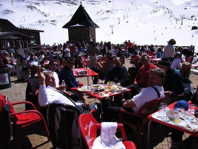 Het terras is wat drukker vandaag, zowel links... (Kors)