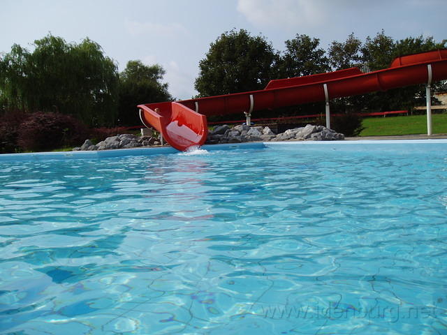 Er moet gezwommen worden in het buitenbad; Jesper is te snel voor het fototoestel.