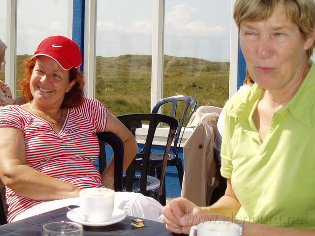 Koffie drinken bij het strand.