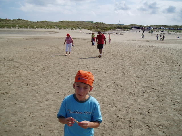 Na het ijsje, op stap naar de zee.
