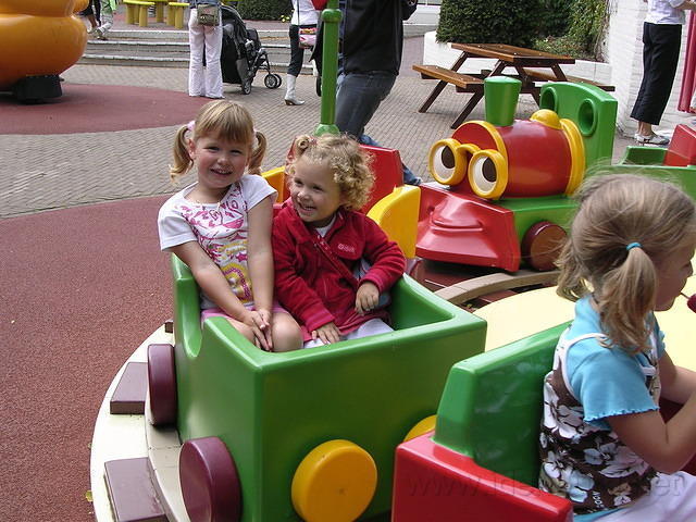 Demi en Wendy samen in een treintje