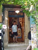 St. Tropez - Chris in de souvenir winkel
