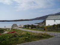 Derrynane, de cache is daar ergens in de verte.