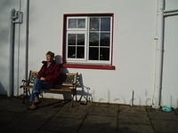 Joke op het terras in de zon, 15 januari, 15 graden.