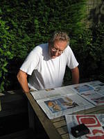 Opa leest de krant