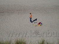 Het strand, Joke houdt de wacht.