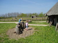 Ribe, Jesper laat Demi zien hoe je rond hout maakt