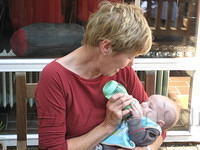 Oma geeft de fles