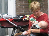 Oma geeft nog steeds de fles