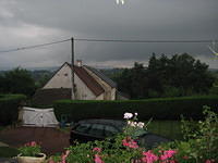 Tien zwaluwen (op de electriciteitsdraad) maken zeker onweer!