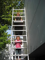 Jesper boven Demi op de steiger