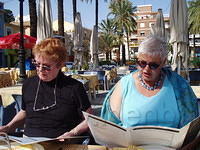 Lunchen in Denia, Trudy en Bettie weten het nog niet.