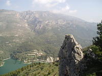 Guadalest, het stuwmeer vanaf de muur van de oude vesting.