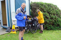 Ierland2005 702 - Giant Causeway, de parkeerwachter wil wel op onze fietsen letten