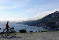 Ierland2005 719 - Wouter wil ook op de foto bij de Slieve League kliffen