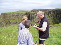 Ierland2005 026 - Giant Causeway, even overleggen