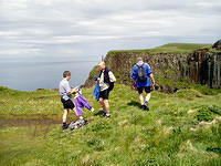 Ierland2005 025 - Giant Causeway, even in de diepte kijken