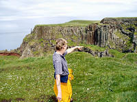 Ierland2005 027 - Giant Causeway,Joke ziet iets