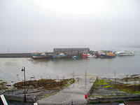 Ierland2005 080 - Killronan, Inishmore, de haven met de (moderne) ferry