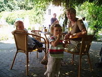 Nu 036.jpg - Eten hoort er ook bij, kijkend en luisterend naar Baroccocco