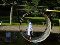 Nu 049.jpg - Lopen in het waterrad, effe vaart maken