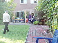 Moeke2005 016
Demi kijkt jaloers naar Christa's tas.