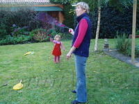 Moeke2005 021
Oma en kleindochter in aktie.