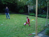 Moeke2005 022
Oom en nicht in aktie.