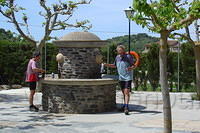 Spanje2004 107
Op weg naar Poblet, vers water tanken in Villanova