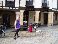 Spanje2004 006 - Covarrubias, dankzij Wouter heeft Joke weer een achterrem.