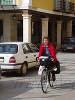 Spanje2004 013 - El Burgo, Robertien heeft de lunch verzorgd in de plastic boodschappentas.