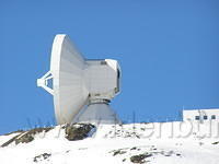 Radiotelescoop in close-up. (Dick)