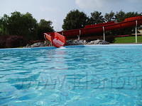 Er moet gezwommen worden in het buitenbad; Jesper is te snel voor het fototoestel.