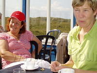 Koffie drinken bij het strand.