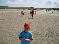 Na het ijsje, op stap naar de zee.