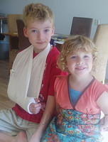 Twee dagen later loopt Jesper met een gebriken arm rond